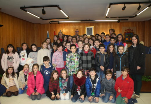 Pleno infantil no salón de sesións cos alumnos de 3º e 4º de Primaria do CEIP Emilio González López de Brexo Lema